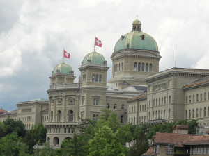 Schweizer Fahnen auf dem Bundeshaus