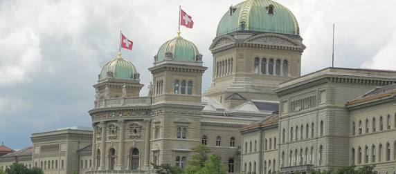 Schweizer Fahnen auf dem Bundeshaus